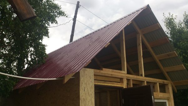 montazh-proflista-na-kryshu