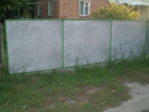 Плоский шифер в заборе