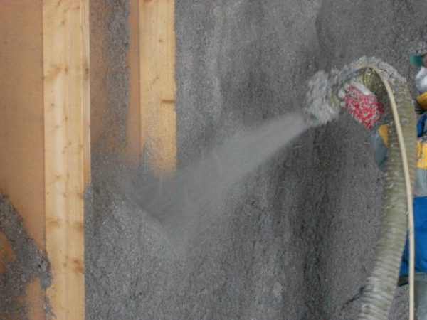 Мокрий спосіб нанесення ековати нагадує процес утеплення пінополіуретаном.
