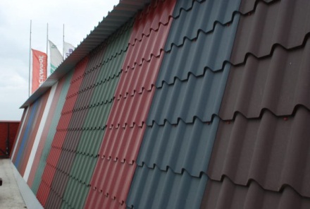 На ринку представлений великий асортимент квітів металочерепиці.jpg