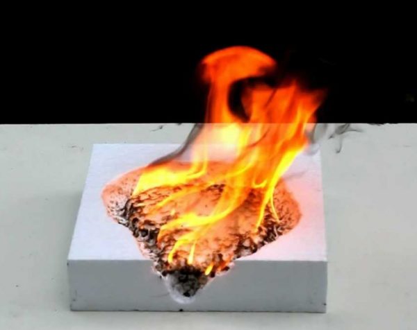 Пінополістирол добре горить і виділяє при цьому токсини