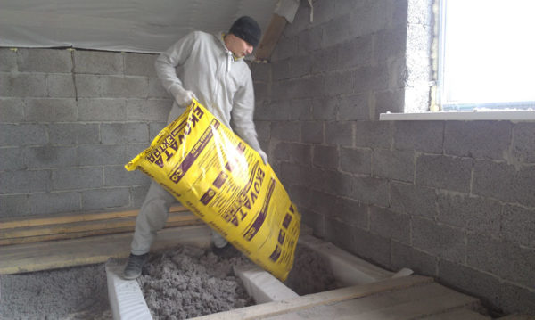 Ручним способом можна утеплити перекриття