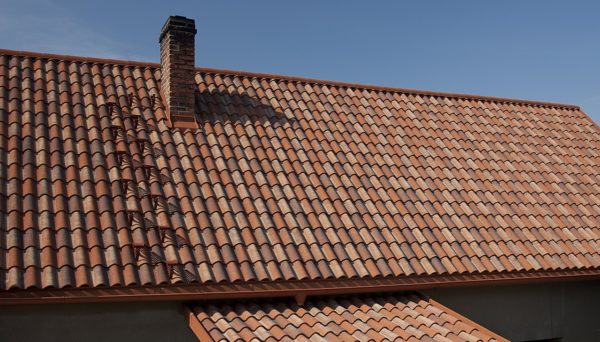 Зовні покрівлю з цементно-піщаної черепиці не просто відрізнити від керамічної - це великий її плюс.jpg